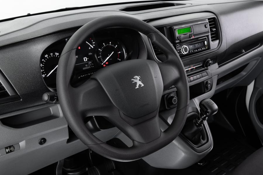 Интерьер Peugeot Expert Minibus 2018 года  (LA) (фото 6 из 10)